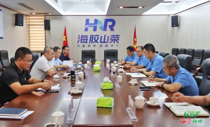 艾軼倫在海南橡膠山榮分公司座談。